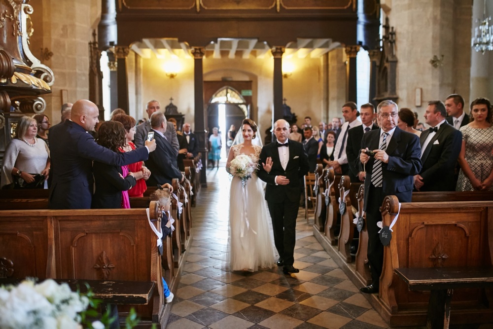 ślub w kościele - fotografia ślubna - panna młoda - pan młody - tata pani młodej - suknia ślubna z gipiury - bukiet ślubny z piwonii - ślub w kościele